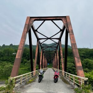 只見ダム手前の町下橋を渡るwith CBR650R & ninja650