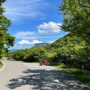 r44から眺めた荒船山の風景with CBR650R