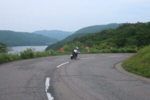 羽鳥湖を見下ろすR118を走る