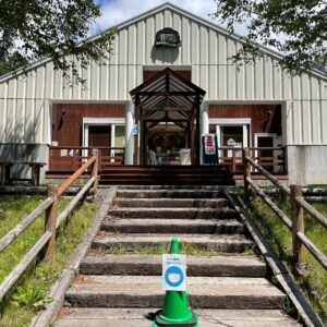 開田高原ソフトクリーム工房へ続く階段