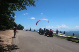 林道小熊黒沢線を登り到着した小熊山パラグライダー場にて