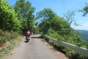 小熊山パラグライダー場から林道小熊黒沢線を下るピストンロードにて③