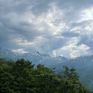 ヒワ平展望台から雪渓の残る北アルプスの展望