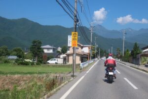 北アルプスの山麓へ向かう