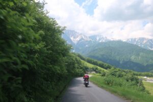黒菱駐車場から黒菱スカイラインを北アルプスに向かって下る②