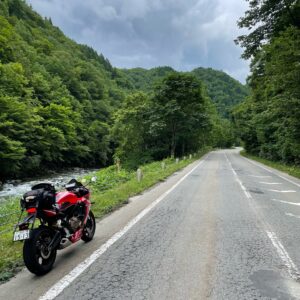 緑あふれるせせらぎ街道の風景with CBR650R