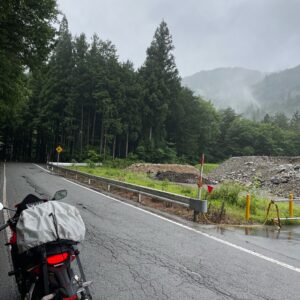 雲が煙るロード風景の中下呂温泉へ