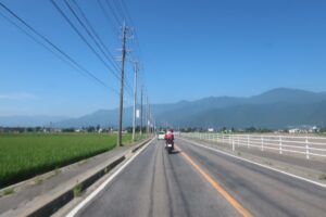 開放的な安曇野の田園風景を走る