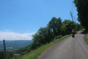 登る途中視界が開けてきた黒菱スカイライン