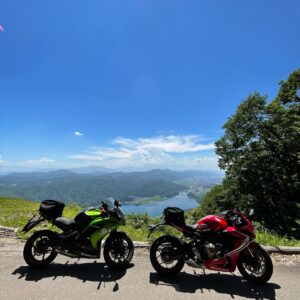 林道小熊黒沢線を登り到着した小熊山パラグライダー場にてwith CBR650R&ninja650②