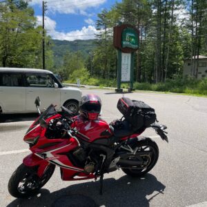 空いている開田高原ソフトクリーム工房の駐車場にてwith CBR650R