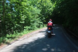 小熊山パラグライダー場から林道小熊黒沢線を下るピストンロードにて