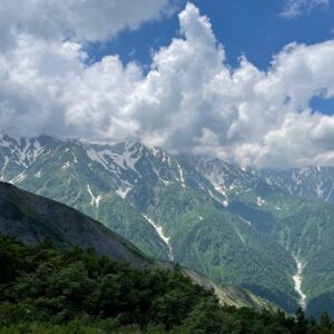黒菱平からのクワッドリフト山頂駅付近から眺める北アルプス
