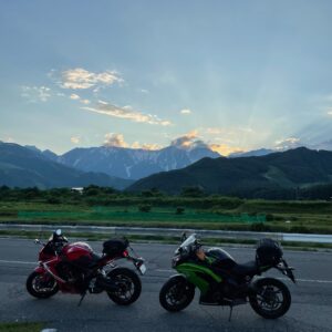 サンセット直前の北アルプスとCBR650R＆ninja650