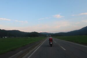 サンセット間近の明るくなったり暗くなったりするR148を南下②