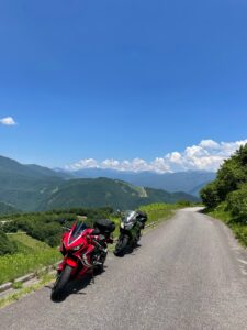 黒菱スカイラインの開放的な風景にてwith CBR650R&ninja650