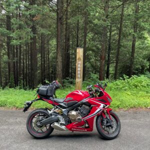 旧飛騨街道の木の道標にて