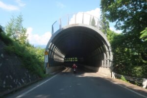 夏の小谷村の沓掛スノーシェルターを走る