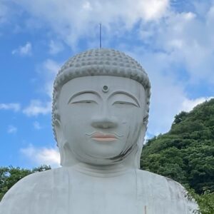 表情にインパクトがある白馬大仏さま
