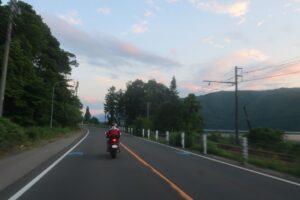 サンセット間近の明るくなったり暗くなったりするR148を南下④