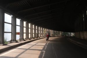 R148のスノーシェッドを走る