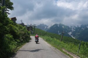 黒菱スカイラインを白馬三山を眺めながら走る