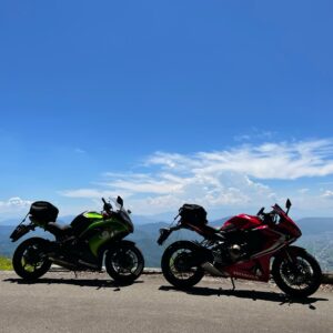 林道小熊黒沢線を登り到着した小熊山パラグライダー場にてwith CBR650R&ninja650