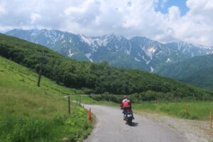 黒菱駐車場から黒菱スカイラインを北アルプスに向かって下る