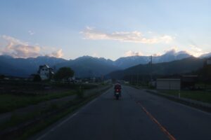 暗くなり始めた帰路のR148の白馬エリアを走る