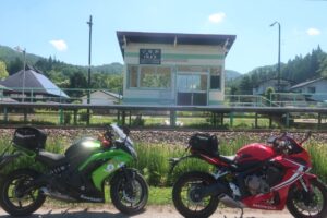 JR大糸線・稲尾駅にてwith CBR650R&ninja650