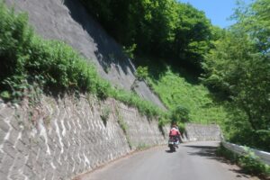 小熊山パラグライダー場から林道小熊黒沢線を下るピストンロードにて②