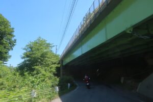 R148の下をくぐり、小熊山方面へ