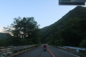 暗くなり始めた帰路のR148を走る