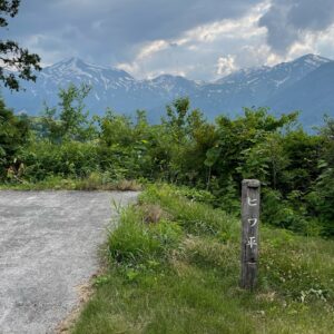 ヒワ平駐車場から雪渓の残る連峰を眺める