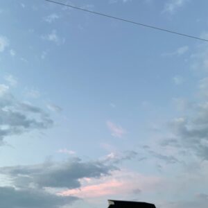 雨予報だったツーリング初日の晴れた朝空