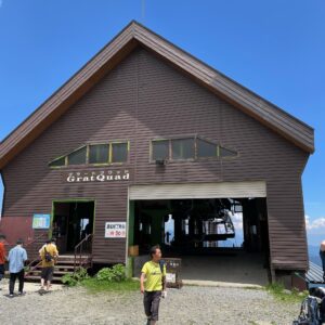 黒菱平から登るクワッドリフト山頂駅の風景