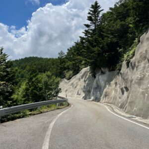 スカイラインらしい風景になってきた鈴蘭スカイラインのロード風景
