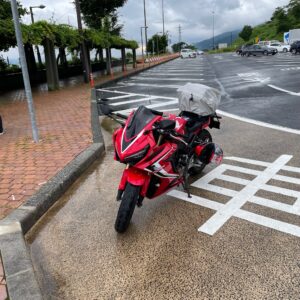 中央道・諏訪湖SAで走ってきたどんより空を眺める