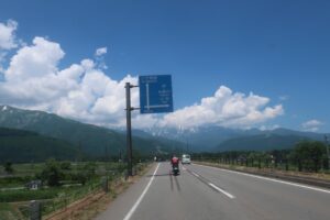 R148のショートカットで目指す八方尾根の標識を発見