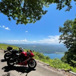 林道小熊黒沢線を登り到着した小熊山パラグライダー場にてwith CBR650R&ninja650③