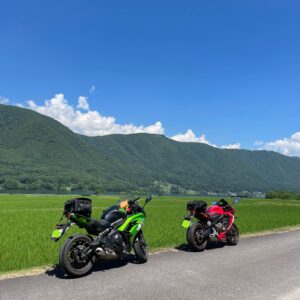 JR大糸線・稲尾駅前の田んぼ沿いの細道にてwith CBR650R&ninja650