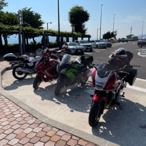 諏訪湖SAの駐輪場でCBに挟まれたwith CBR650R&ninja650