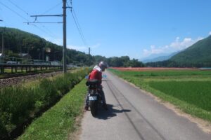 JR大糸線・稲尾駅前の田んぼ沿いの細道にて