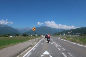 雪渓交じりの北アルプスを眺めながら走る