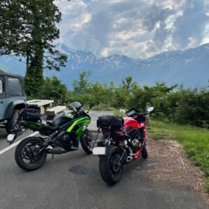 ヒワ平駐車場から雪渓の残る連峰を眺めるwith CBR650R&ninja650