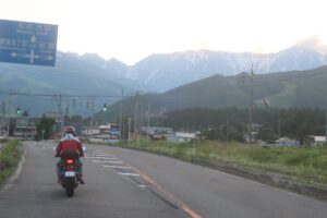 暗くなり始めた帰路のR148の白馬エリアを走る②