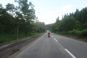 サンセット間近の明るくなったり暗くなったりするR148を南下③