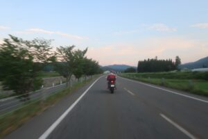 サンセット間近の明るくなったり暗くなったりするR148を南下