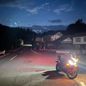 暗闇の中、月光が辺りを灯したr55にて