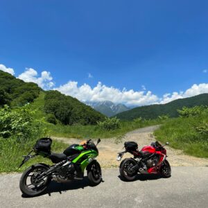 小熊山パラグライダー場から林道小熊黒沢線を下るピストンロードにてwith CBR650R&ninja650